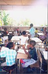 schoolklas in Kayana v��r het opknappen van het meubilair