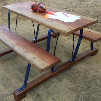 houten picknicktafel voorzien van metalen onderstel voor kinderen